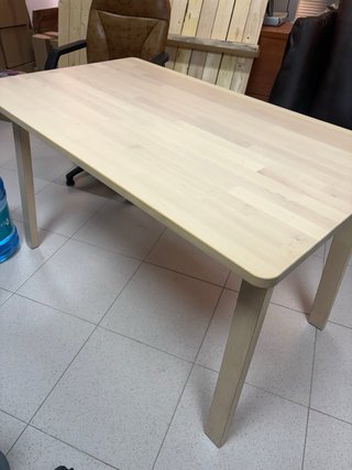 Mesa de madera de ikea con tapa de cristal