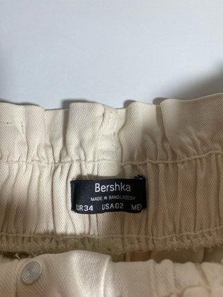 Shorts beige con cinturón