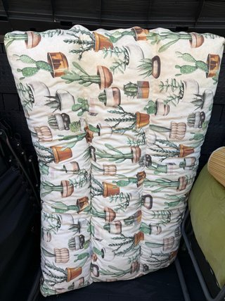 Cojines para palets con estampado de cactus.