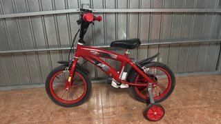 Bicicleta infantil roja con ruedines