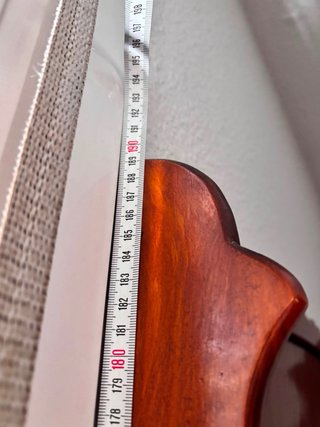 Estantería de madera oscura