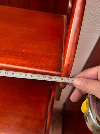 Estantería de madera oscura