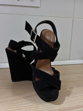 Tacones de cuña negros