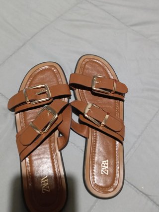Sandalias planas Zara marrón con hebillas doradas