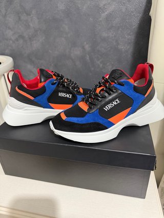 Sneakers Versace nere, blu, arancioni e rosse