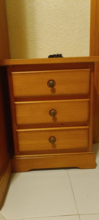 Mesita de noche de madera