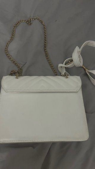 Bolso blanco acolchado con cadena dorada