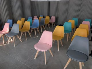 Lote de 28 Sillas Diseño Colores