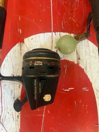 Lote de cañas de pesca y red