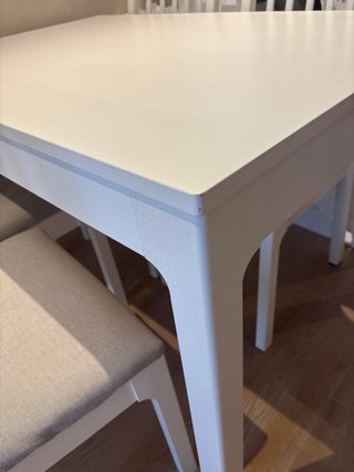 Mesa de comedor blanca con 4 sillas
