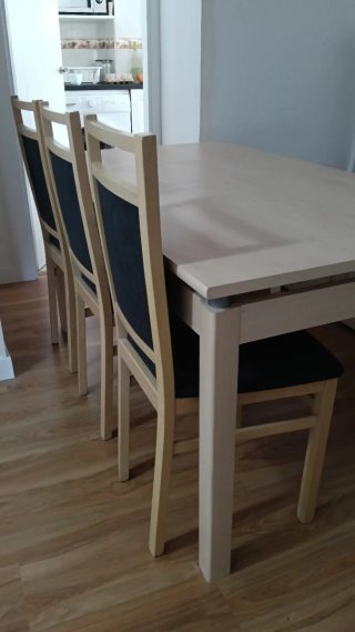 Mesa de comedor con 6 sillas de madera