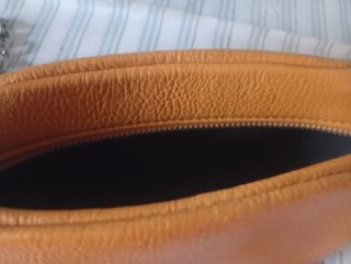 Dos bolsos pequeños negro y mostaza