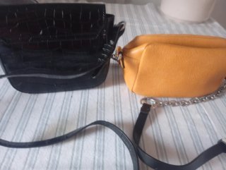 Dos bolsos pequeños negro y mostaza