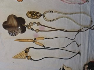 Collares con colgantes variados