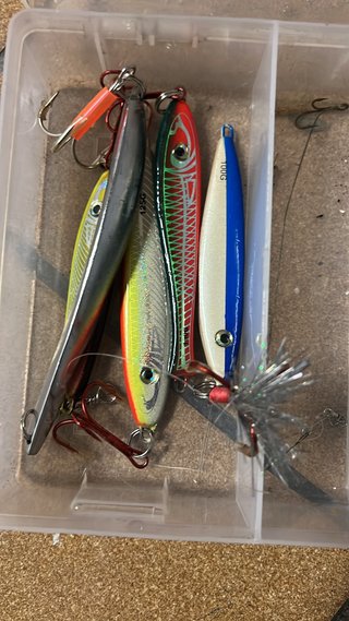 Señuelos de pesca variados