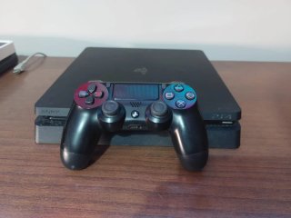 Consola PS4 Slim 1TB + 3 Juegos + Base Carga