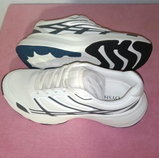 Zapatillas deportivas blancas y grises