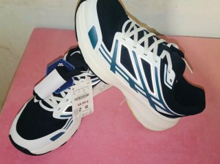 Zapatillas deportivas blancas y grises