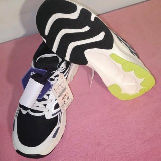 Zapatillas deportivas blancas y grises