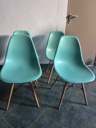 Lote 4 Sillas Teal Plástico y Madera