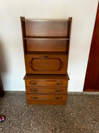 Mueble de madera con cajones