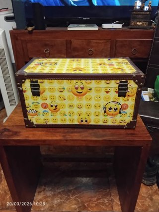 Pequeño baúl decorado con emojis