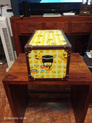 Pequeño baúl decorado con emojis