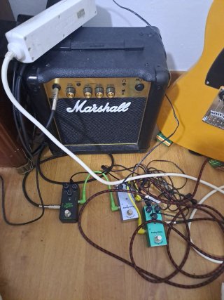 Guitarra Squier + Ampli Marshall + Pedales