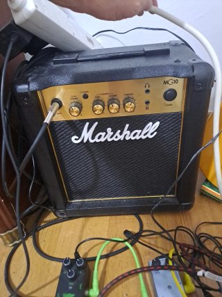 Guitarra Squier + Ampli Marshall + Pedales