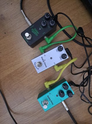 Guitarra Squier + Ampli Marshall + Pedales