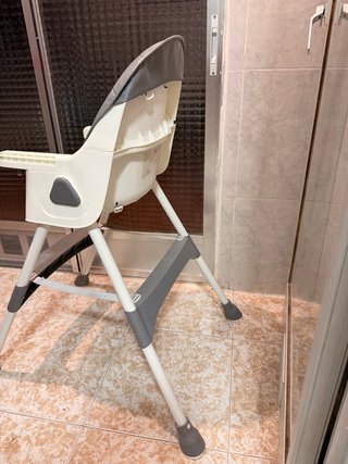 Trona de bebé gris y blanca