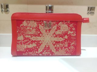 Neceser Carolina Herrera Rojo y Dorado.
