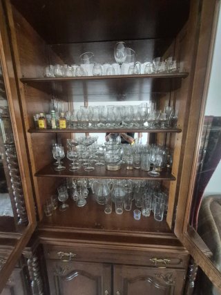 Mueble de madera grande con vitrina