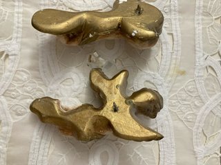 Pareja de querubines de pared dorados