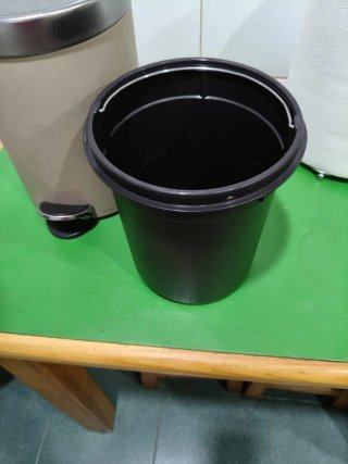 Cubo de basura metálico con pedal