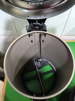Cubo de basura metálico con pedal