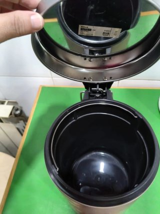 Cubo de basura metálico con pedal