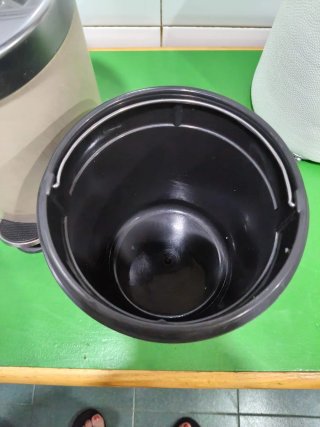 Cubo de basura metálico con pedal