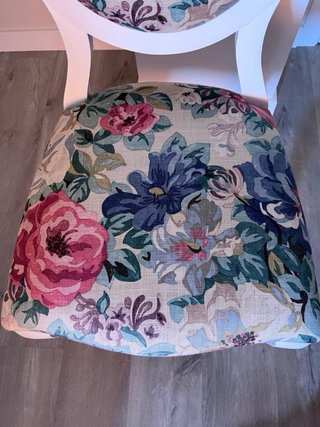 Lote 4 sillas tapizadas florales