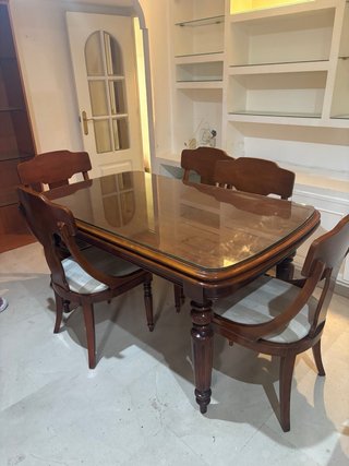 Mesa de comedor con 5 sillas y cristal