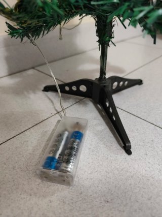 Árbol de Navidad con adornos y luces