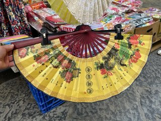 Ventaglio decorativo con pavoni e fiorii