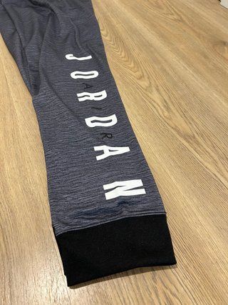 Pantalones deportivos grises con logo