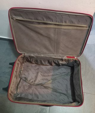 Maleta de viaje roja con ruedas