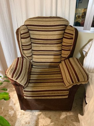 Sofá de dos plazas y 2 sillones orejeros de tela