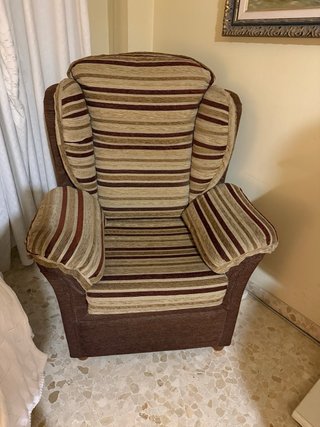Sofá de dos plazas y 2 sillones orejeros de tela