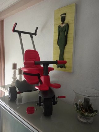 Triciclo infantil rojo y gris