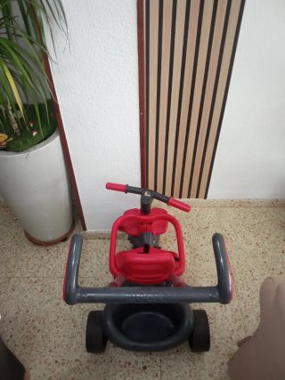 Triciclo infantil rojo y gris