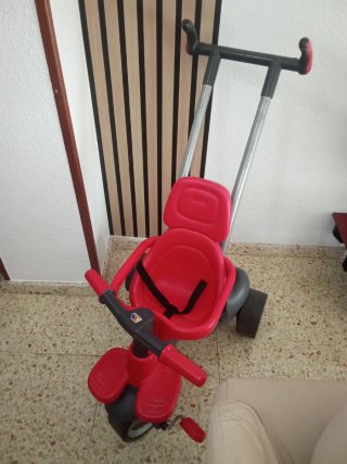 Triciclo infantil rojo y gris
