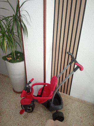 Triciclo infantil rojo y gris